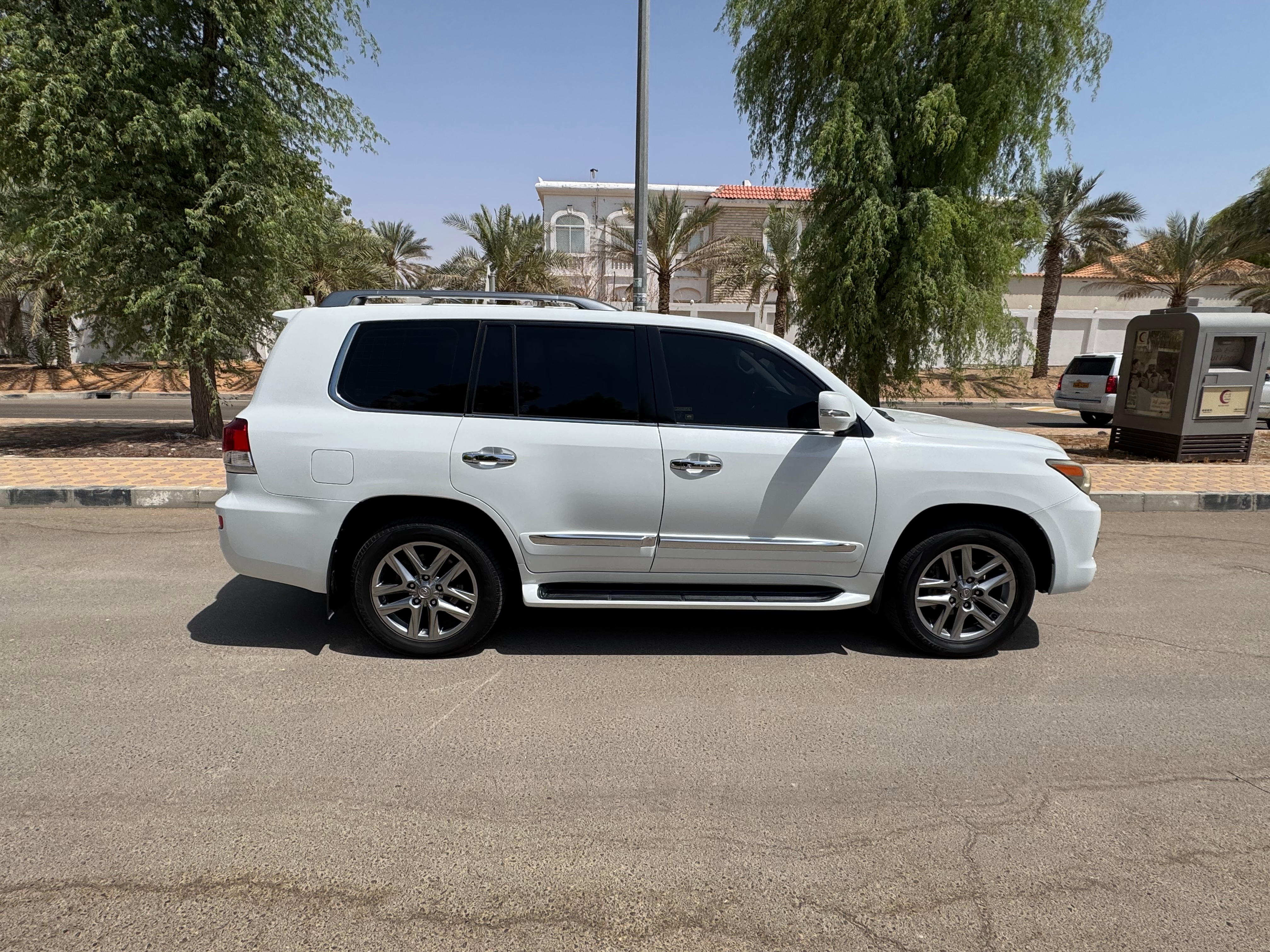 Weiß Lexus LX 570 Luxury 2013